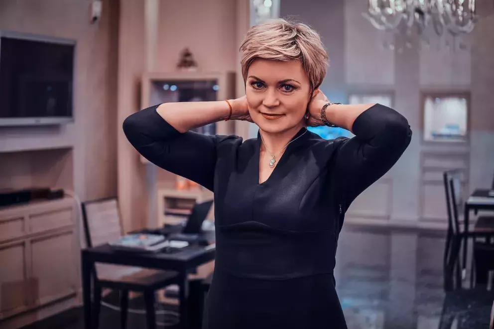 žena s krátkými vlasy