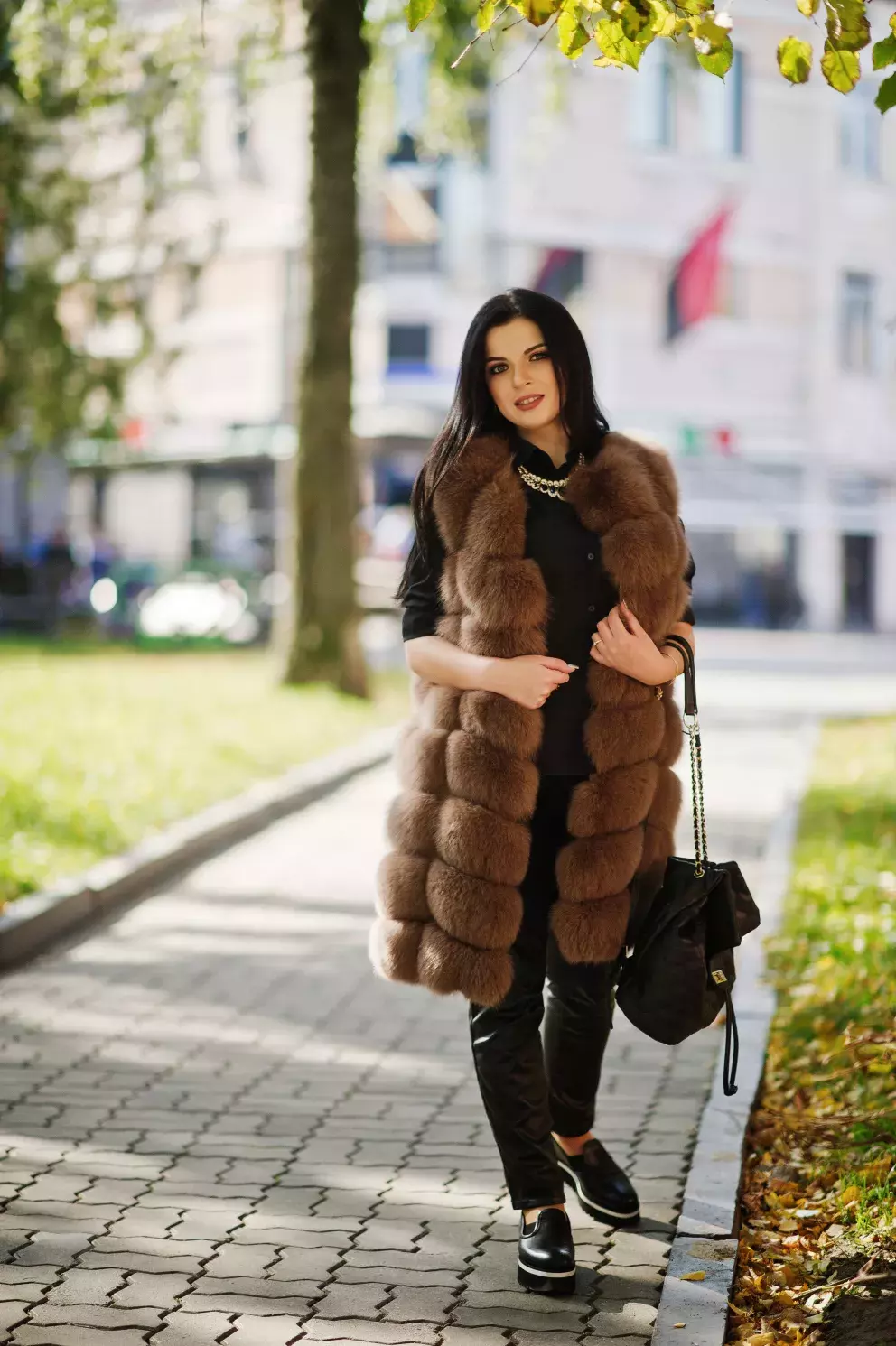 žena v zimní vestě