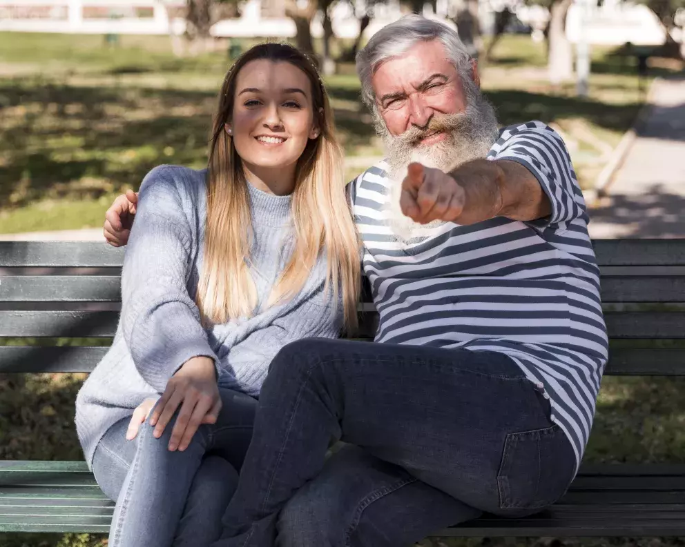 starší muž, mladší žena, příroda, lavička