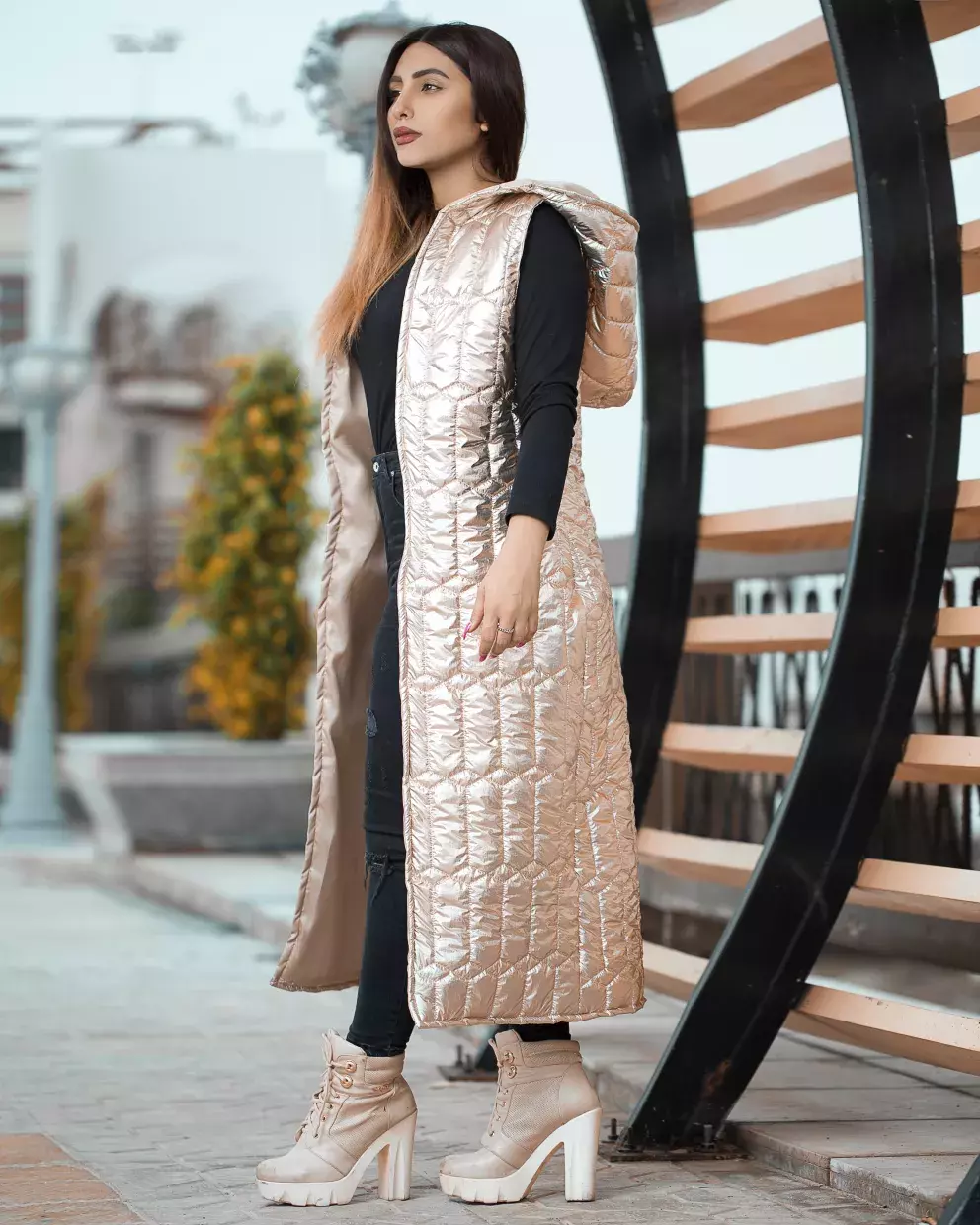 žena v zimní vestě