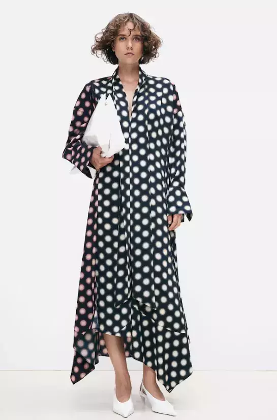 Šaty s puntíky a vázačkami u krku, H&M, 1 899 Kč