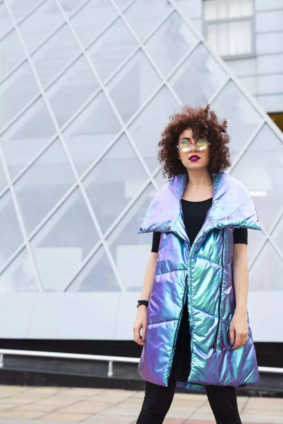 žena v zimní vestě