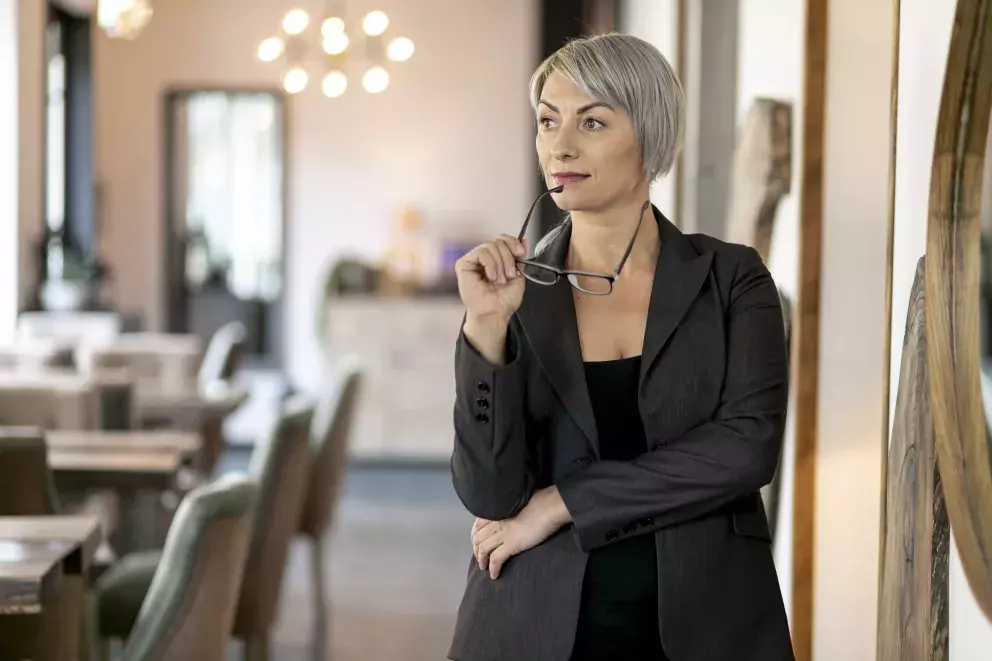 žena s šedými vlasy