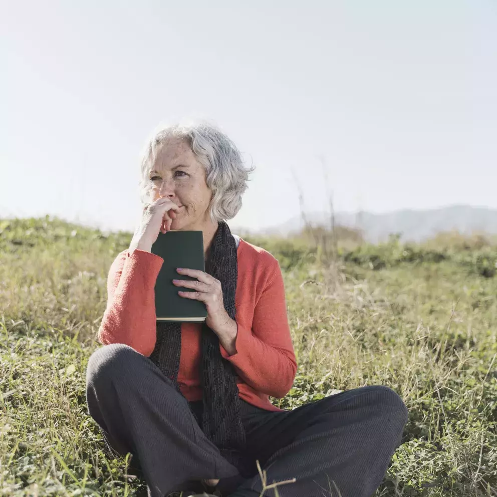 žena, kniha, příroda