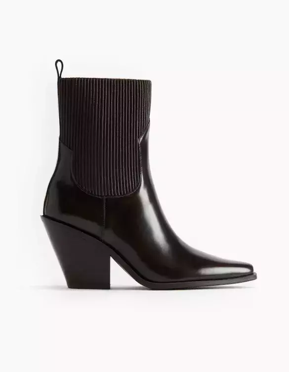 Špičaté kozačky, H&M, 1 199 Kč