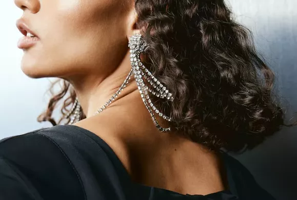 Dlouhé štrasové náušnice, H&M, 479 Kč