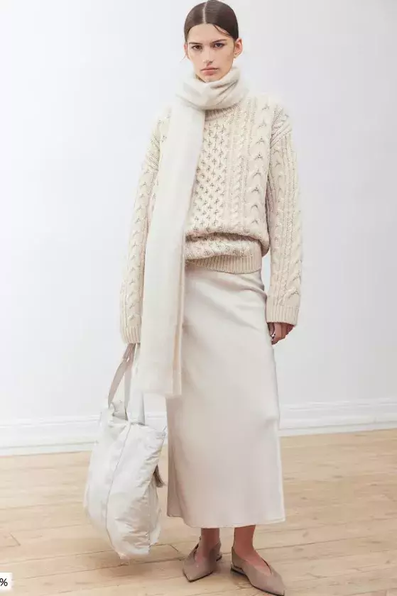 Pletený svetr z vlněné směsi s copánkovým vzorem, H&M, 2 400 Kč