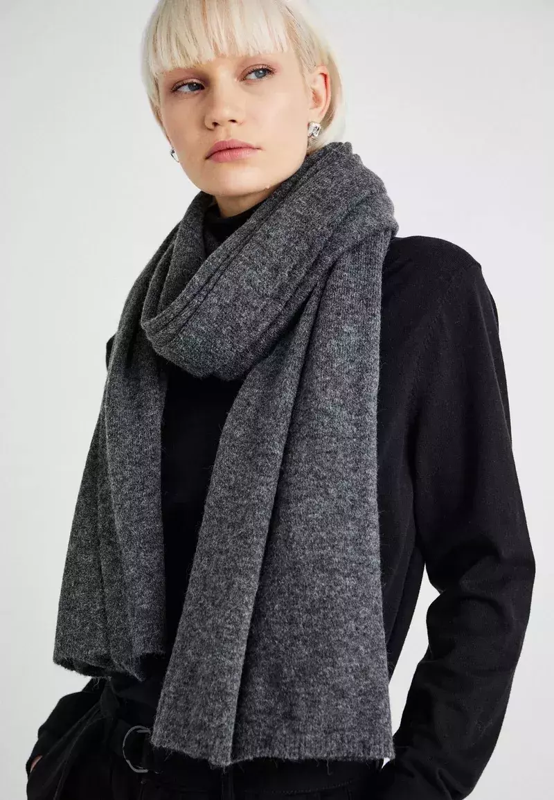 <p>Gina Tricot 730 Kč</p>
