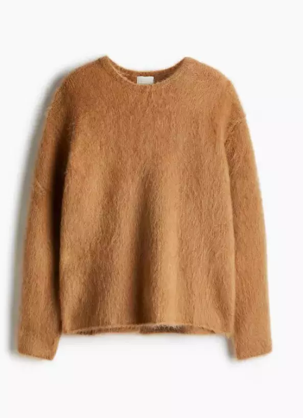 Hřejivý svetr z mohérové směsi, H&M, 2 240 Kč 