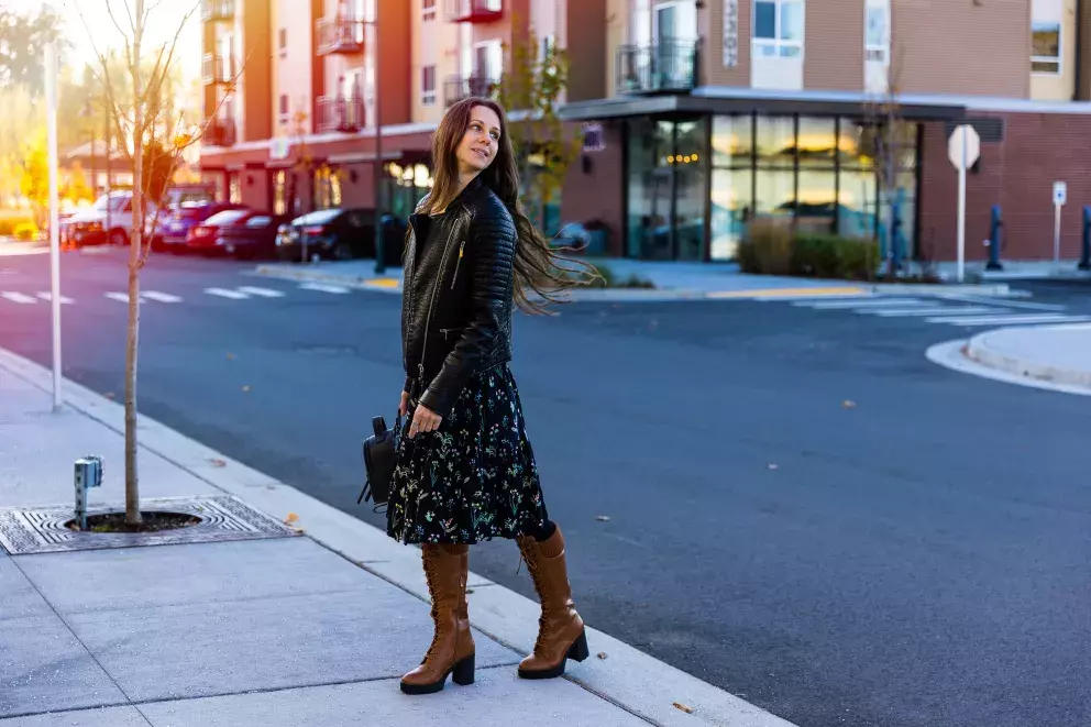 <p>Nebojte se experimentovat s barvami ani odvážnějším způsobem. Letos frčí kromě bordó i zelená a samozřejmě nadčasová hnědá.</p>
