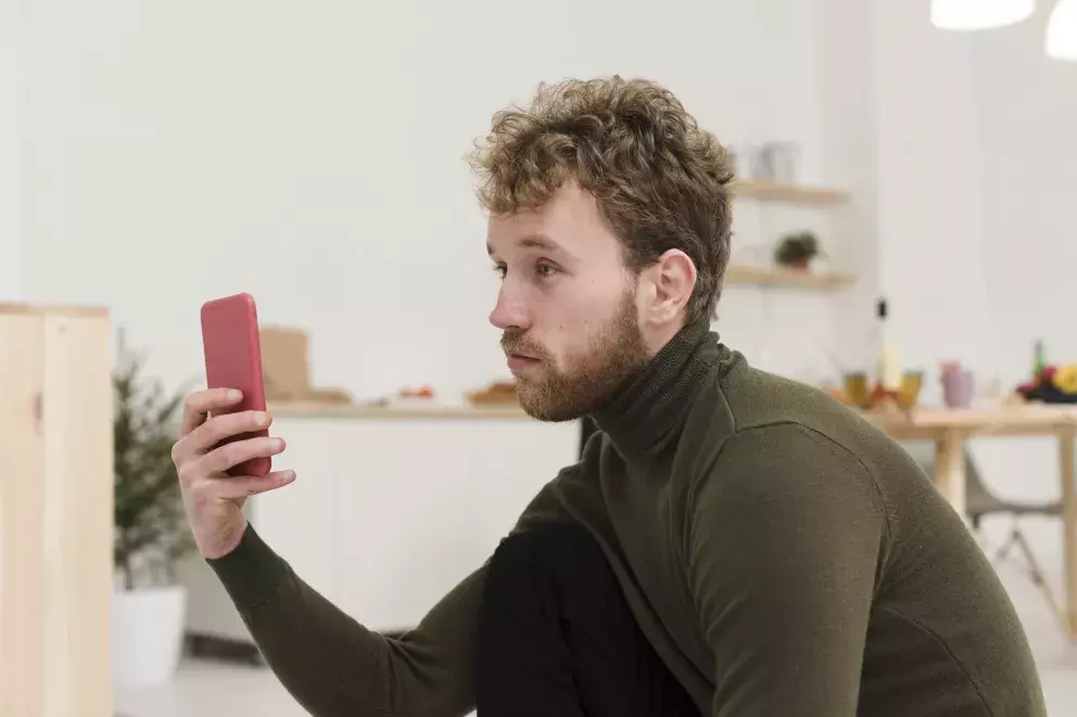 Smutný muž, mobil v ruce