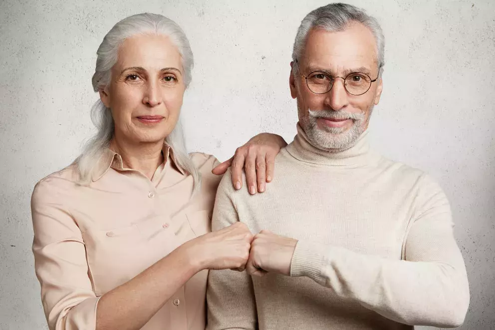 senioři pár, spokojení