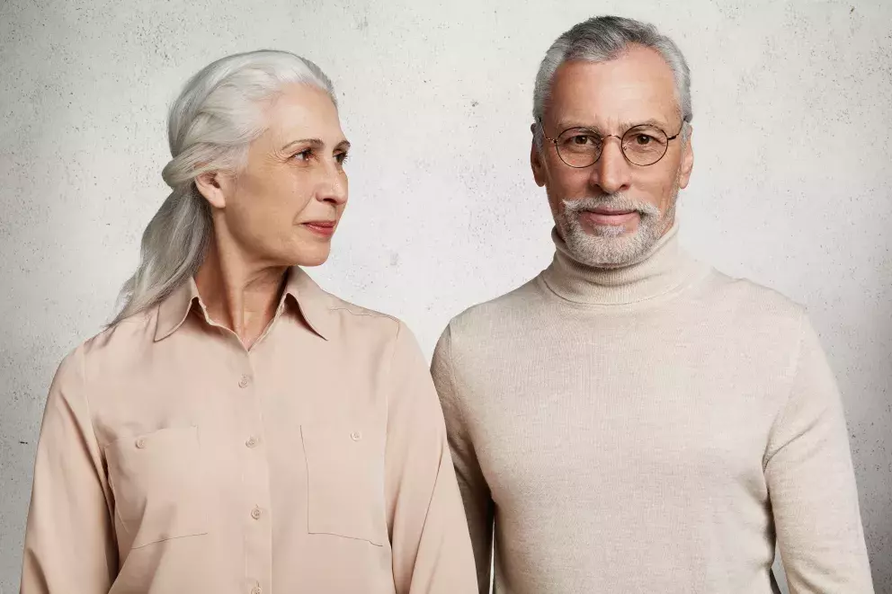 senioři pár, zamyšlení