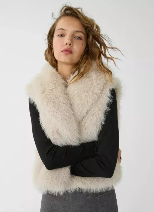 Krémová kožešinová vesta, Stradivarius, 1 199 Kč