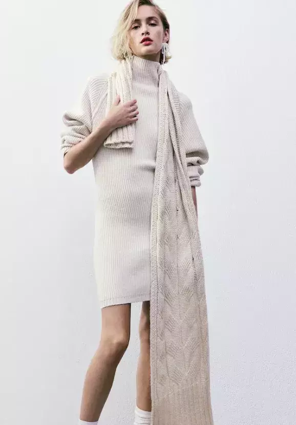 Šaty z žebrovaného úpletu s vysokým límcem, H&M, 720 Kč