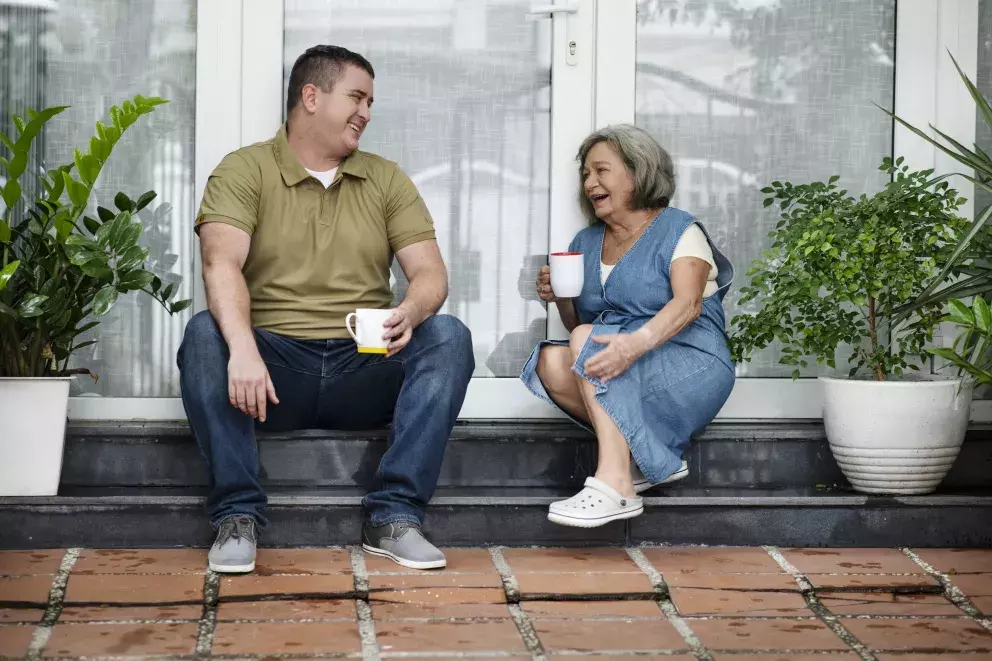 máma, syn, veranda, káva