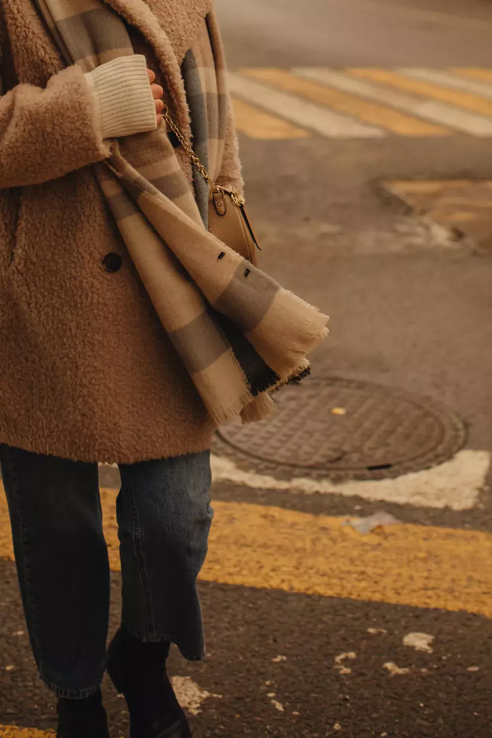 Odstíny hnědé, okrové a béžové jsou trendy. 