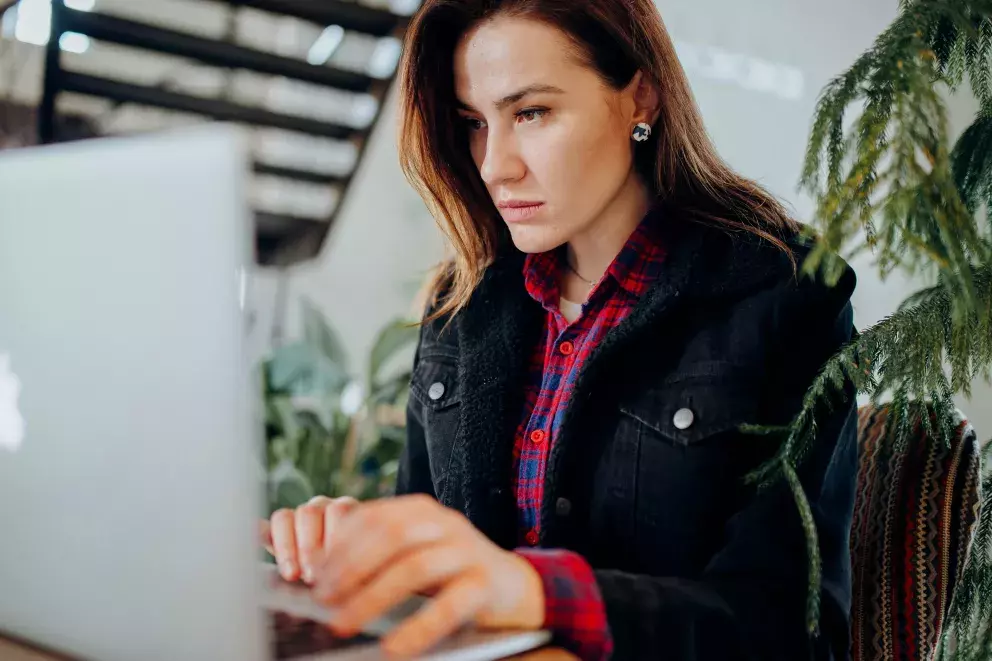 Flanelky však můžete nosit i do práce. Stačí přidat elegantní bundu nebo sáčko. 
