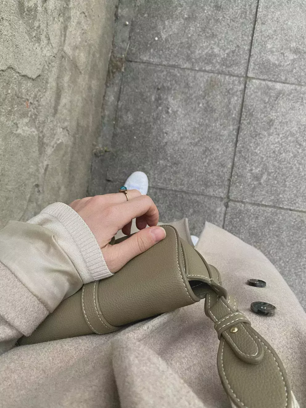 Hrajte si s doplňky. Jednotlivé odstíny tónů dodají outfitu potřebnou hloubku. 