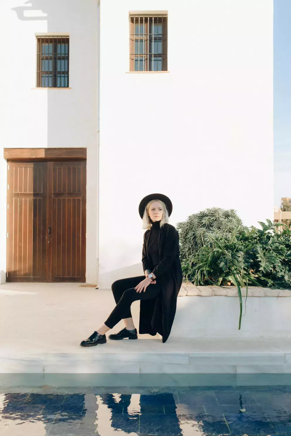 Pokud si jako jedinou barvu vyberete černou, udělejte outfit zajímavý tím, že jej složíte s kousků originálního střihu. 