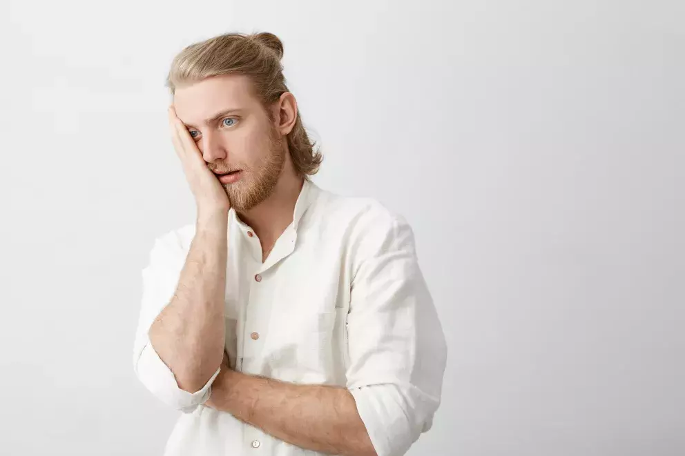 Nešťastný muž, bílá košile