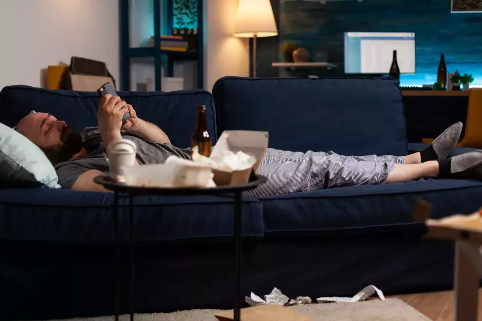 <p>Její partner ležel na gauči, sledoval filmy, hrál hry a nudil se. Doma s ničím nepomohl, neuvařil, nenakoupil. Začal brát vše jako samozřejmost.</p>
