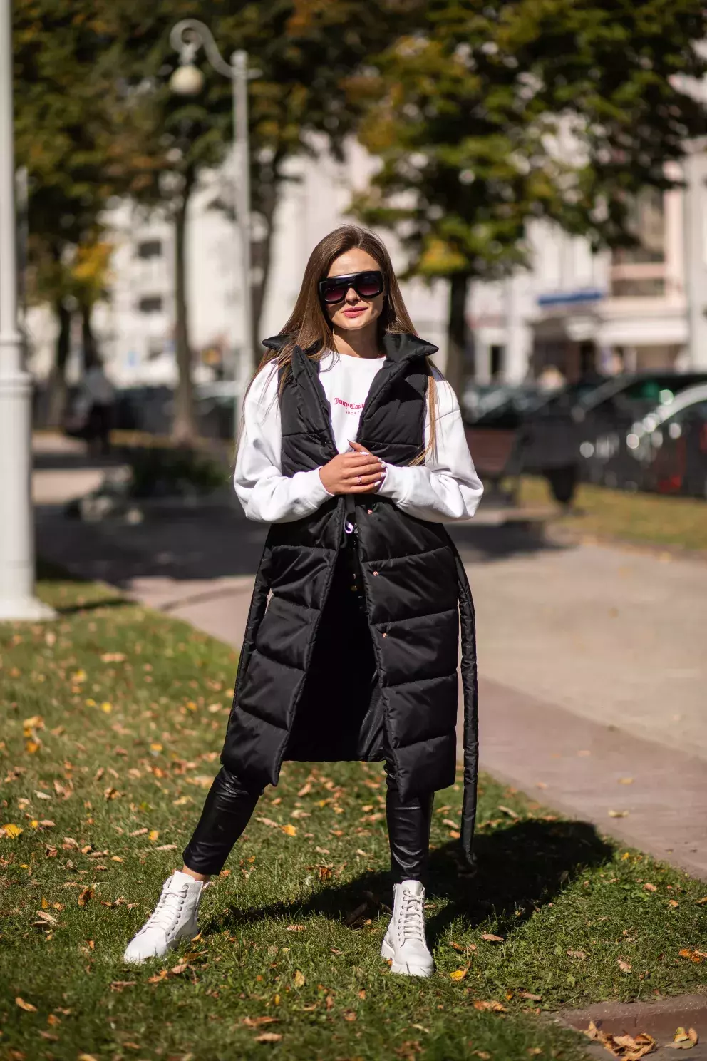 žena v zimní vestě