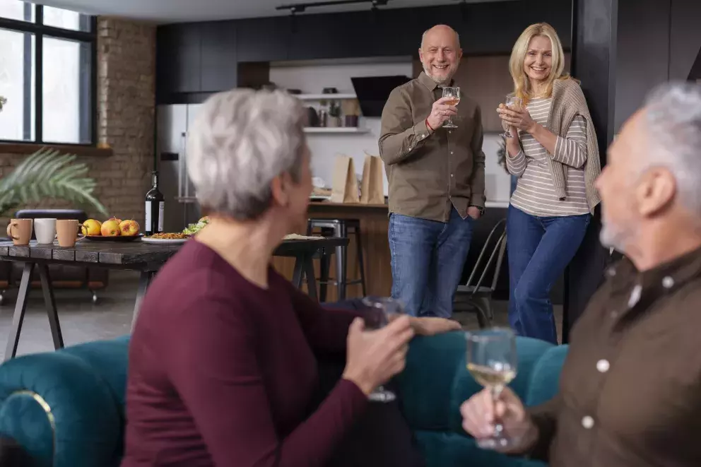 přátelé, muži, ženy, stáří, úsměvy