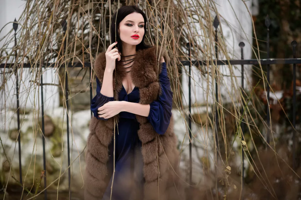 Kombinace umělé kožešiny a sametu je velmi elegantní. 