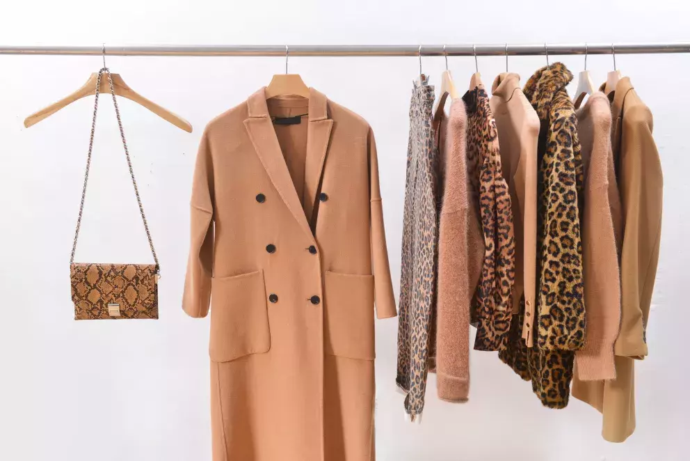 Béžové kabáty se hodí ke všemu, krásně kontrastují například s černými doplňky. 