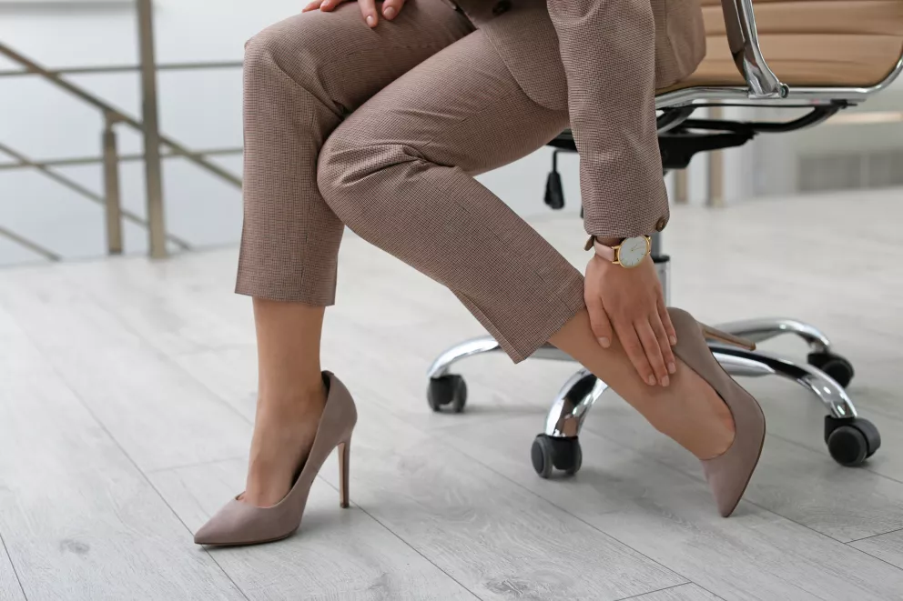 Vyberte si elegantní a pohodlné kalhoty do kanceláře, ve kterých se budete cítit skvěle po celý den. 