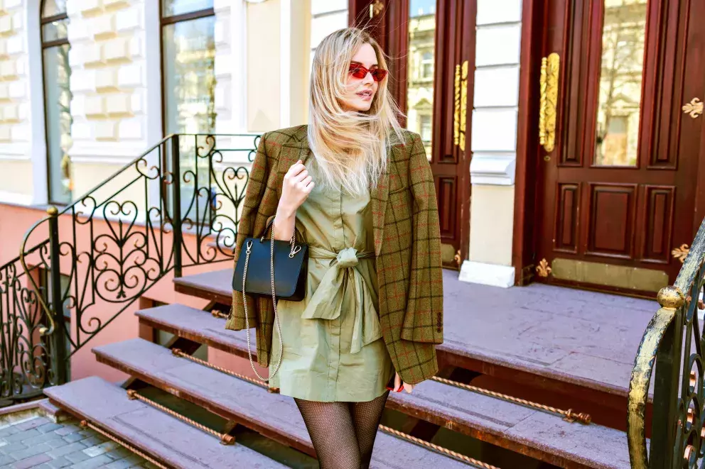 Zajímavé šaty se stanou ústředním prvkem outfitu. 