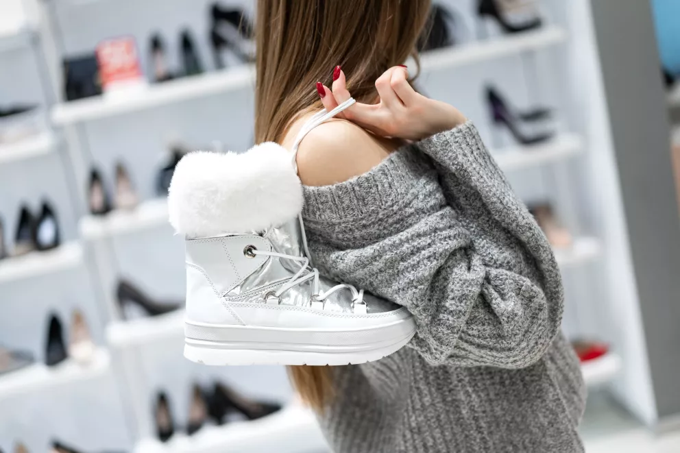 žena kupuje zimní boty