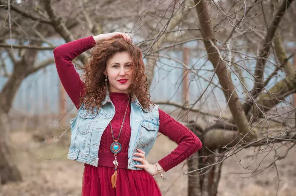 V teplejších dnech můžete vytáhnout i mladistvé denimové vesty v kombinaci se svetrem. 