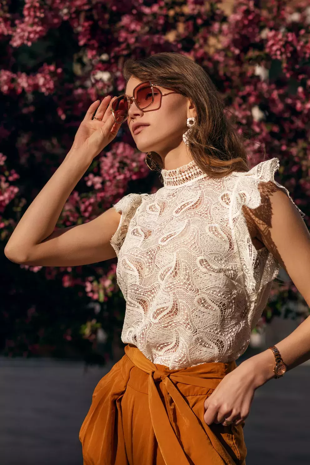 Krajkové blůzy jsou svůdné a působ velmi žensky. 