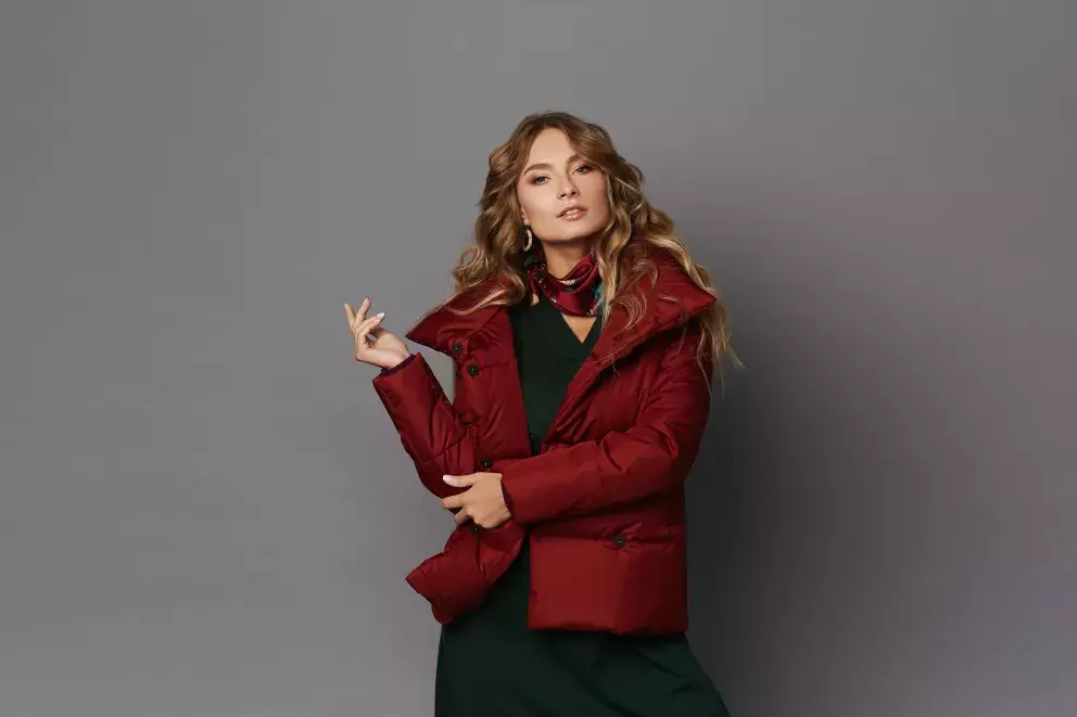 Temně červenou můžete najít i na běžných zimních bundách. 