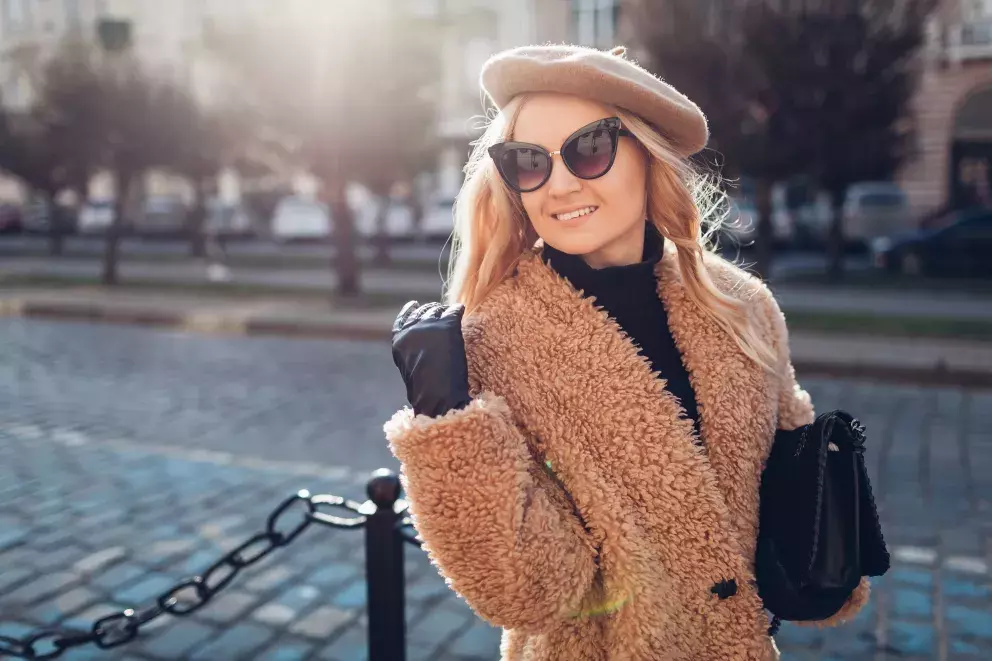 <p>Umělá kožešina a baret jsou tento podzim v módě.</p>
