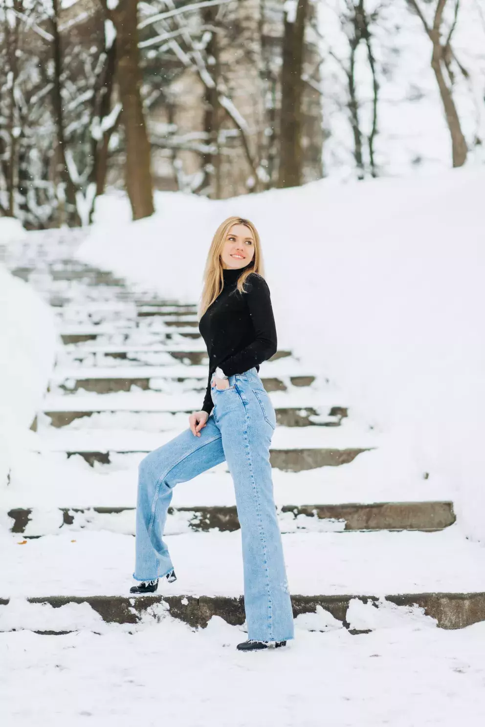 Džíny se širokými nohavicemi jsou ideální na zimu. 