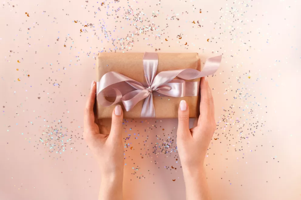 žena držící dárek