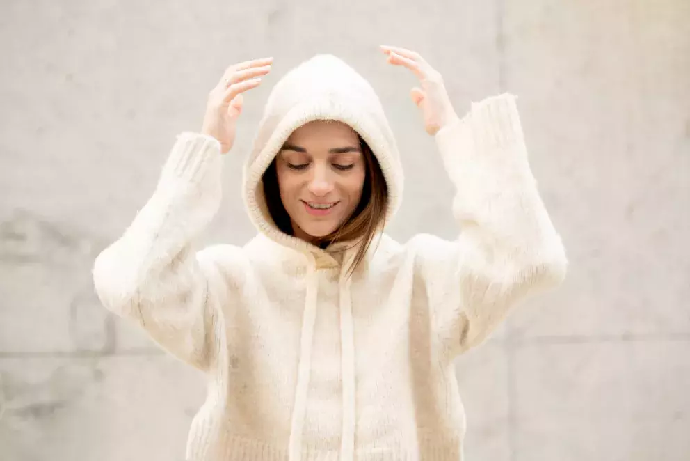 Krémově bílá působí něžně zejména na pleteninách. 