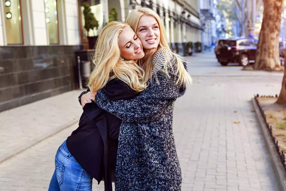 Dvě objímající se ženy