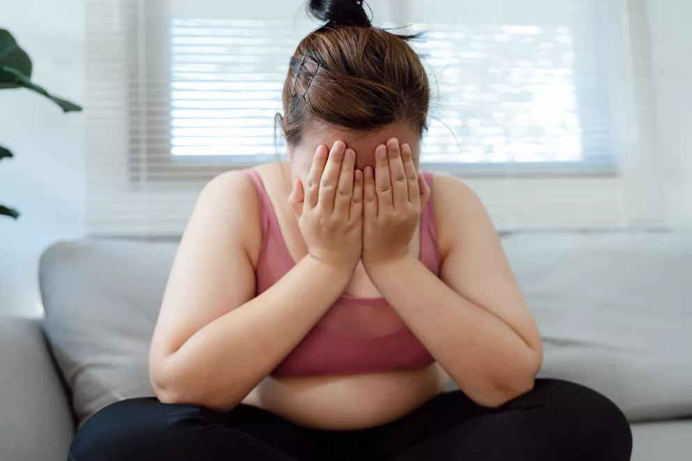 Smutná žena kyprých tvarů