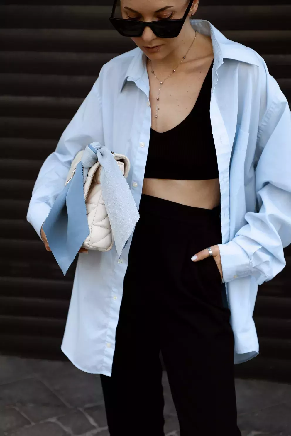 Pokud si troufáte, v létě můžete košili jednoduše přehodit přes plavky nebo krátký top. 