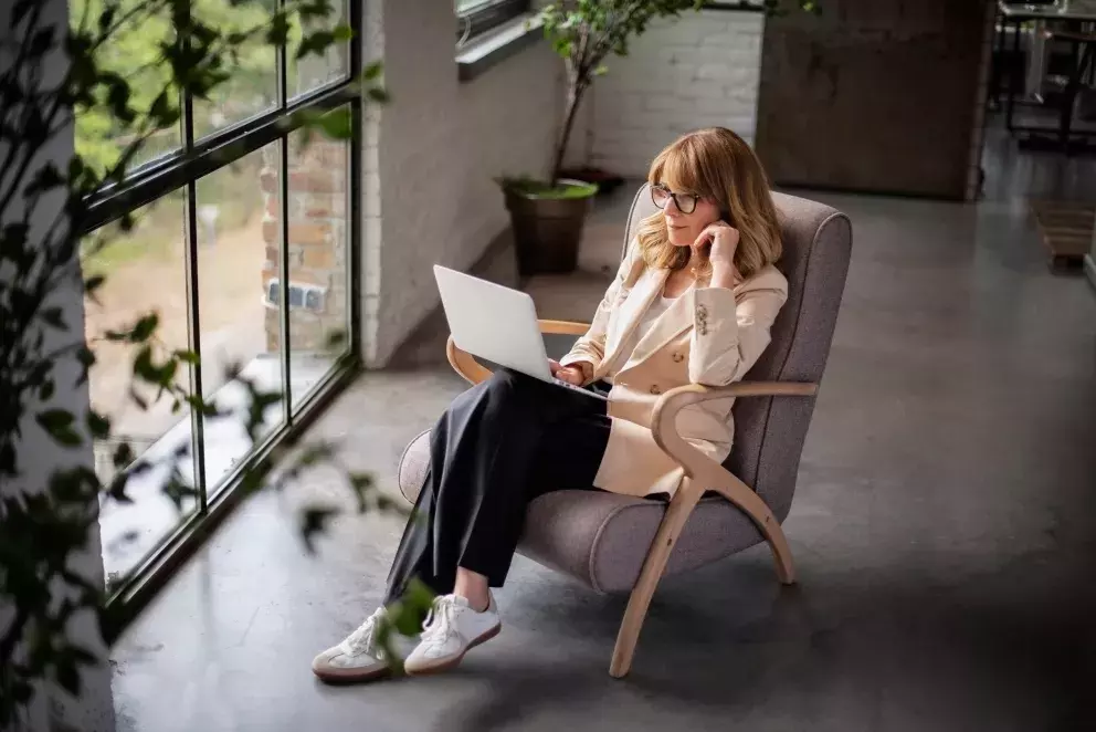 Kalhoty volného střihu jsou letošní sezónu trendy. 