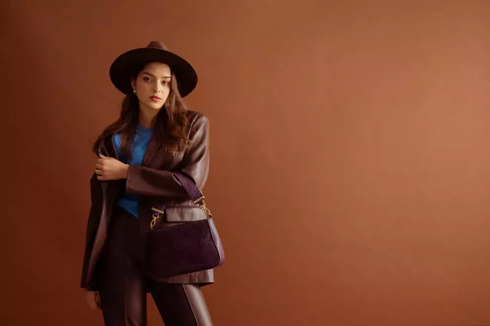 Tmavě hnědou najdete často na kožených výrobcích, kde obzvláště vynikne. 