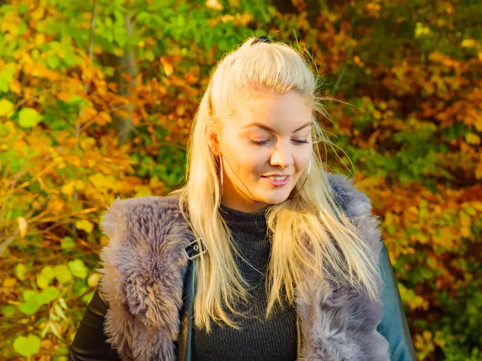 Vesty z umělé kožešiny jsou trendy už několik let. V kombinaci s úpletovými šaty vypadají skvěle. 