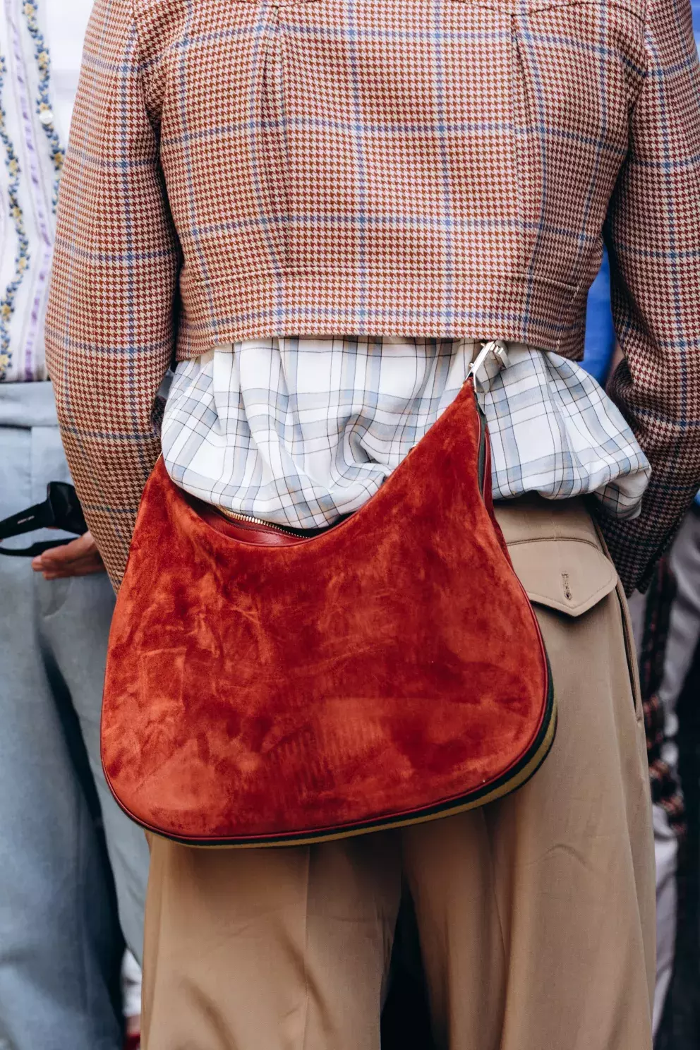 Semišové kabelky ozvláštní každý outfit. Navíc jsou velmi příjemné na dotek. 