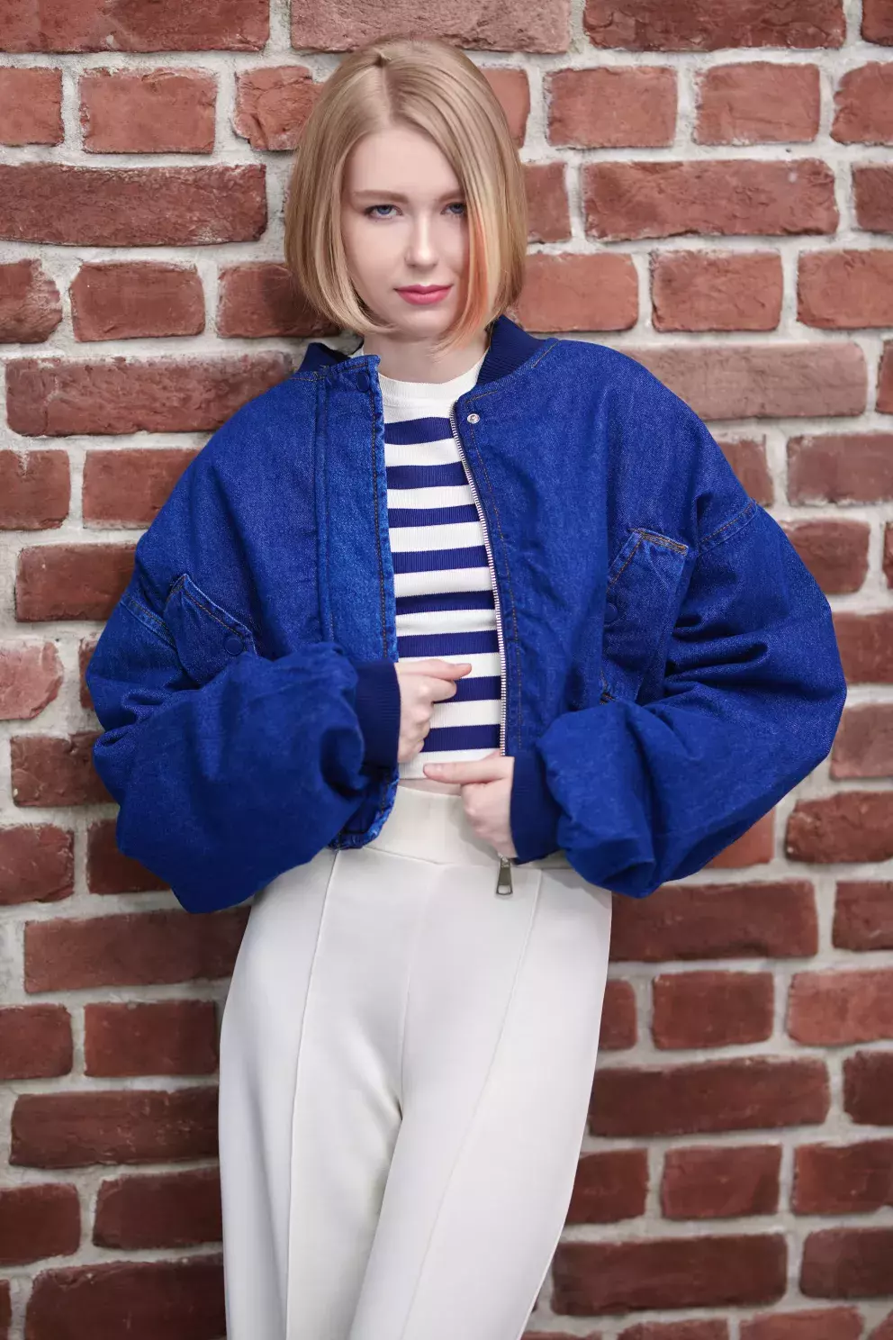 Džínové bombery vám dodají mladistvý vzhled. Skvěle vypadají v kombinaci s krémovým odstínem. 