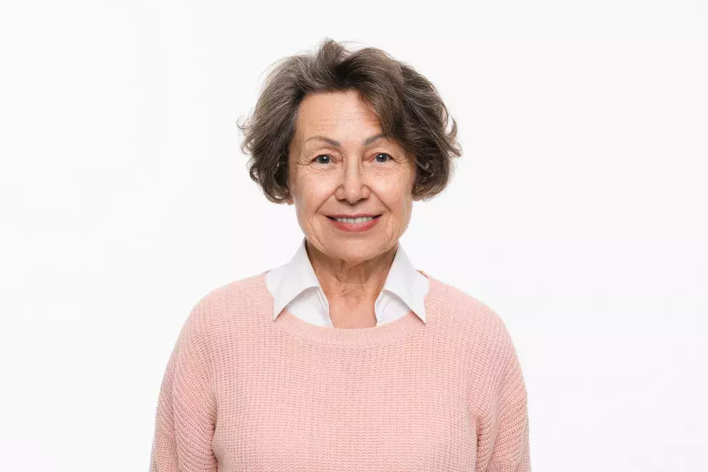 Svetr v kombinaci s košilí působí velmi elegantně. 