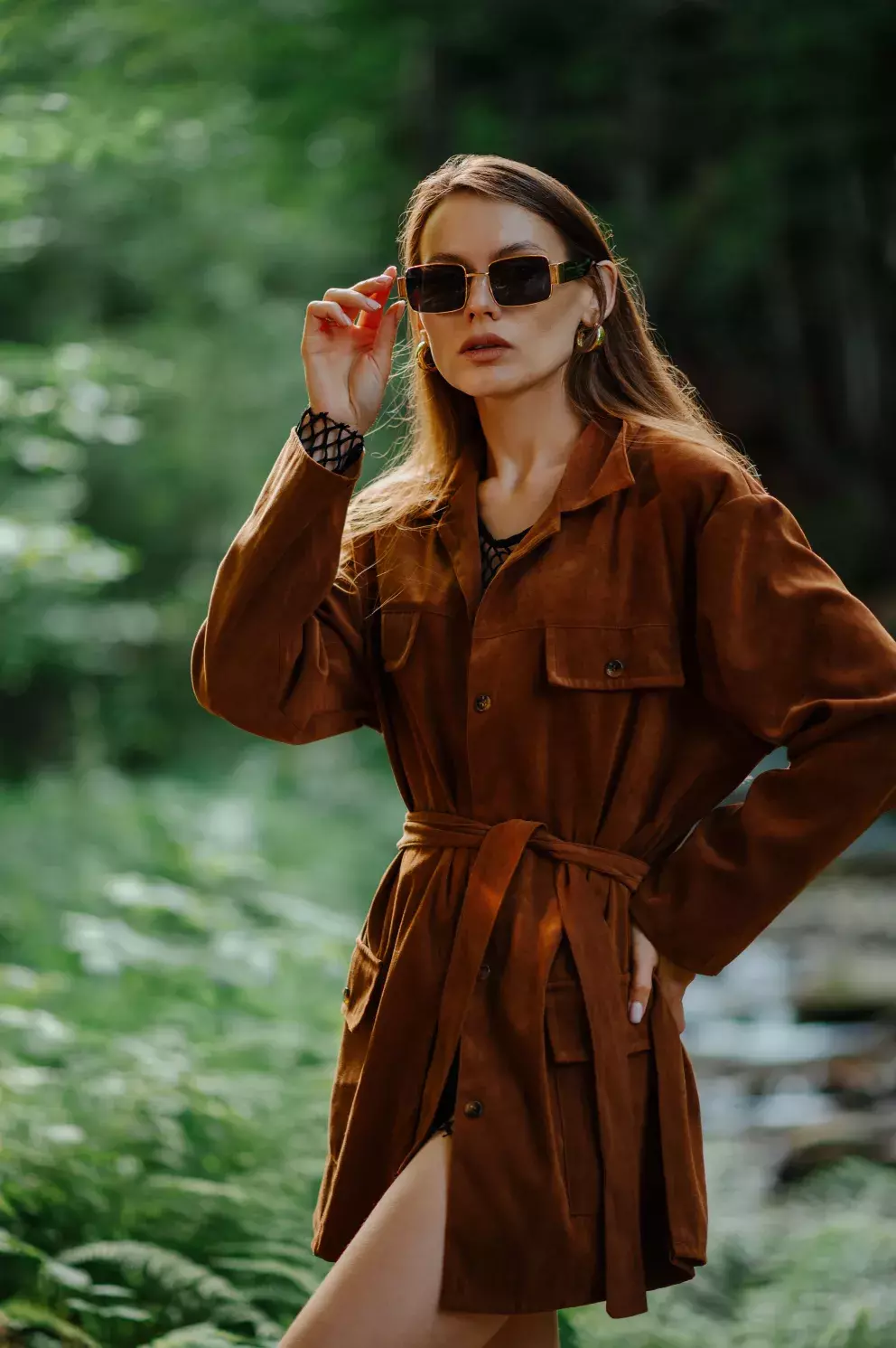 Semišové kabáty jsou sexy a nosit je můžete s noblesou i ve zralém věku. 